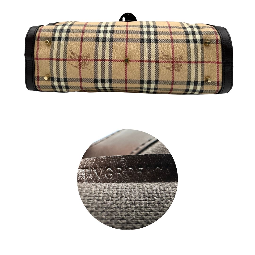 Base e codice di una borsa Burberry in canvas beige, motivo Burberry check, con dettagli e finiture in pelle marroni testa di moro, parti metalliche dorate. Munita di doppi manici leggermente regolabili, indossabile a spalla. Completa di dustbag.