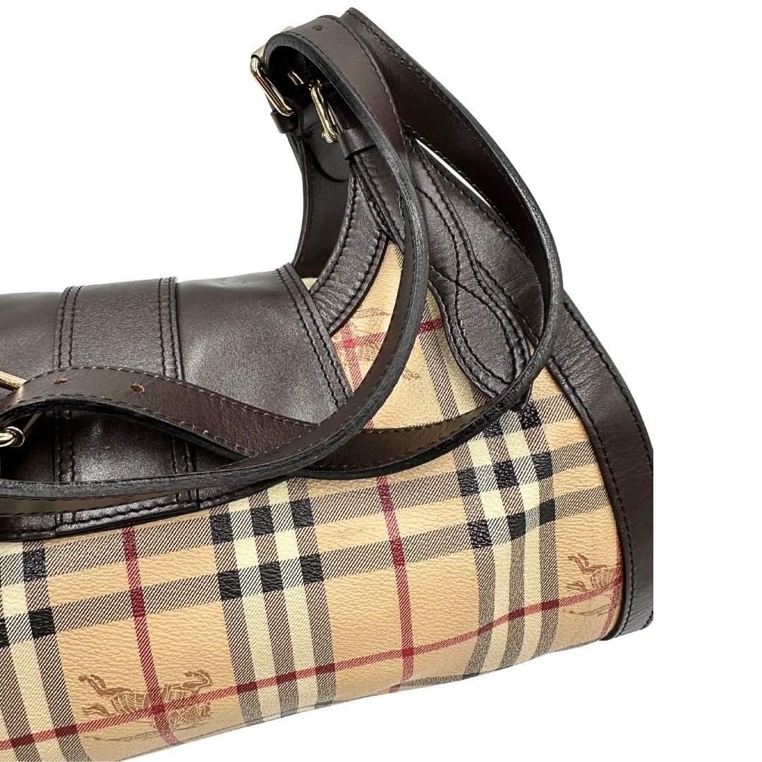 Manici di una borsa Burberry in canvas beige, motivo Burberry check, con dettagli e finiture in pelle marroni testa di moro, parti metalliche dorate. Munita di doppi manici leggermente regolabili, indossabile a spalla. Completa di dustbag.