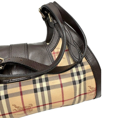 Manici di una borsa Burberry in canvas beige, motivo Burberry check, con dettagli e finiture in pelle marroni testa di moro, parti metalliche dorate. Munita di doppi manici leggermente regolabili, indossabile a spalla. Completa di dustbag.