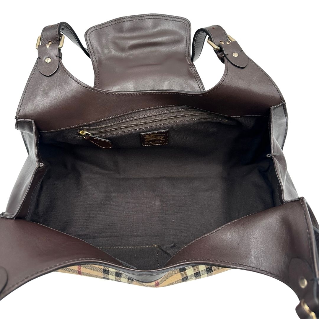 Interno di una borsa Burberry in canvas beige, motivo Burberry check, con dettagli e finiture in pelle marroni testa di moro, parti metalliche dorate. Munita di doppi manici leggermente regolabili, indossabile a spalla. Completa di dustbag.