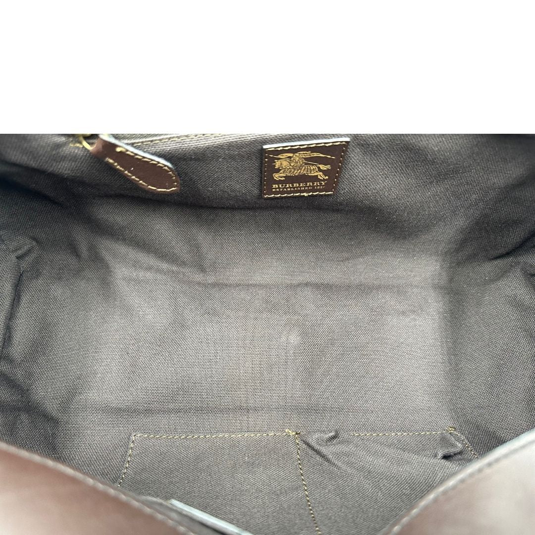 Interno di una borsa Burberry in canvas beige, motivo Burberry check, con dettagli e finiture in pelle marroni testa di moro, parti metalliche dorate. Munita di doppi manici leggermente regolabili, indossabile a spalla. Completa di dustbag.