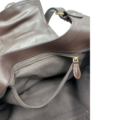 Interno di una borsa Burberry in canvas beige, motivo Burberry check, con dettagli e finiture in pelle marroni testa di moro, parti metalliche dorate. Munita di doppi manici leggermente regolabili, indossabile a spalla. Completa di dustbag.