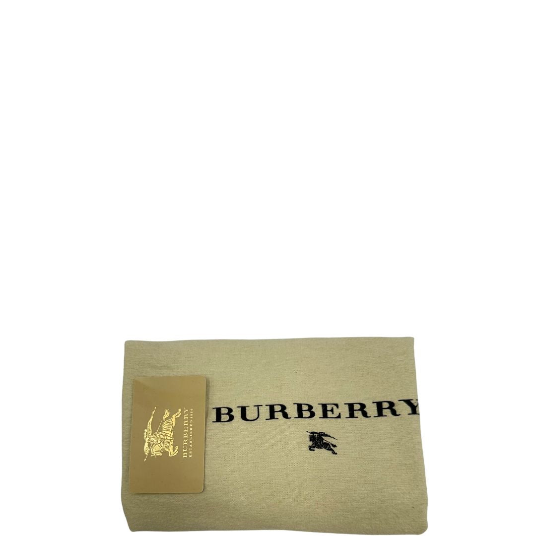 Dustbag di una borsa Burberry in canvas beige, motivo Burberry check, con dettagli e finiture in pelle marroni testa di moro, parti metalliche dorate. Munita di doppi manici leggermente regolabili, indossabile a spalla.