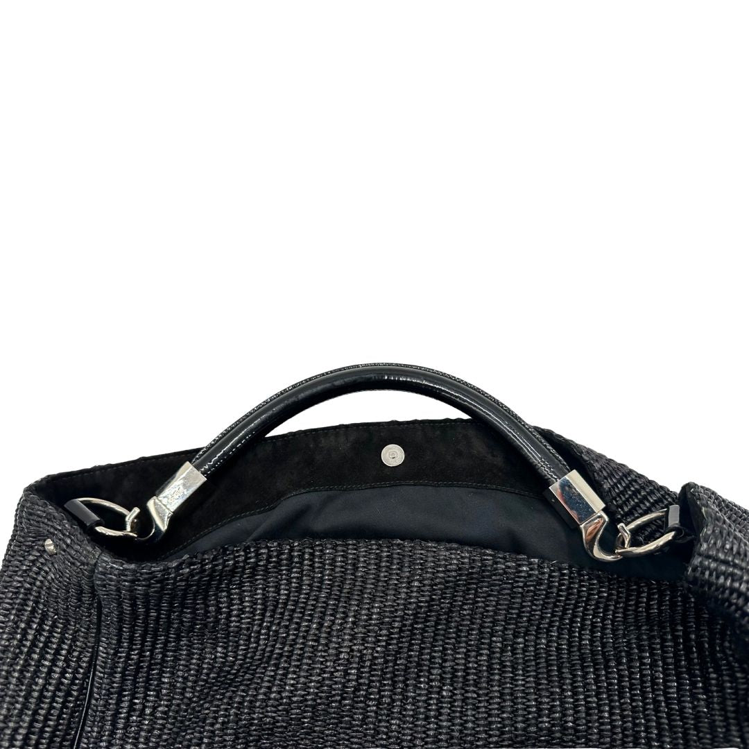 manici Borsa Saint Laurent in rafia nera con finiture in pelle tono su tono verniciata e parti metalliche argentate; munita di un manico rigido, indossabile a spalla, di lusso, originale, ottime condizioni, usata. 