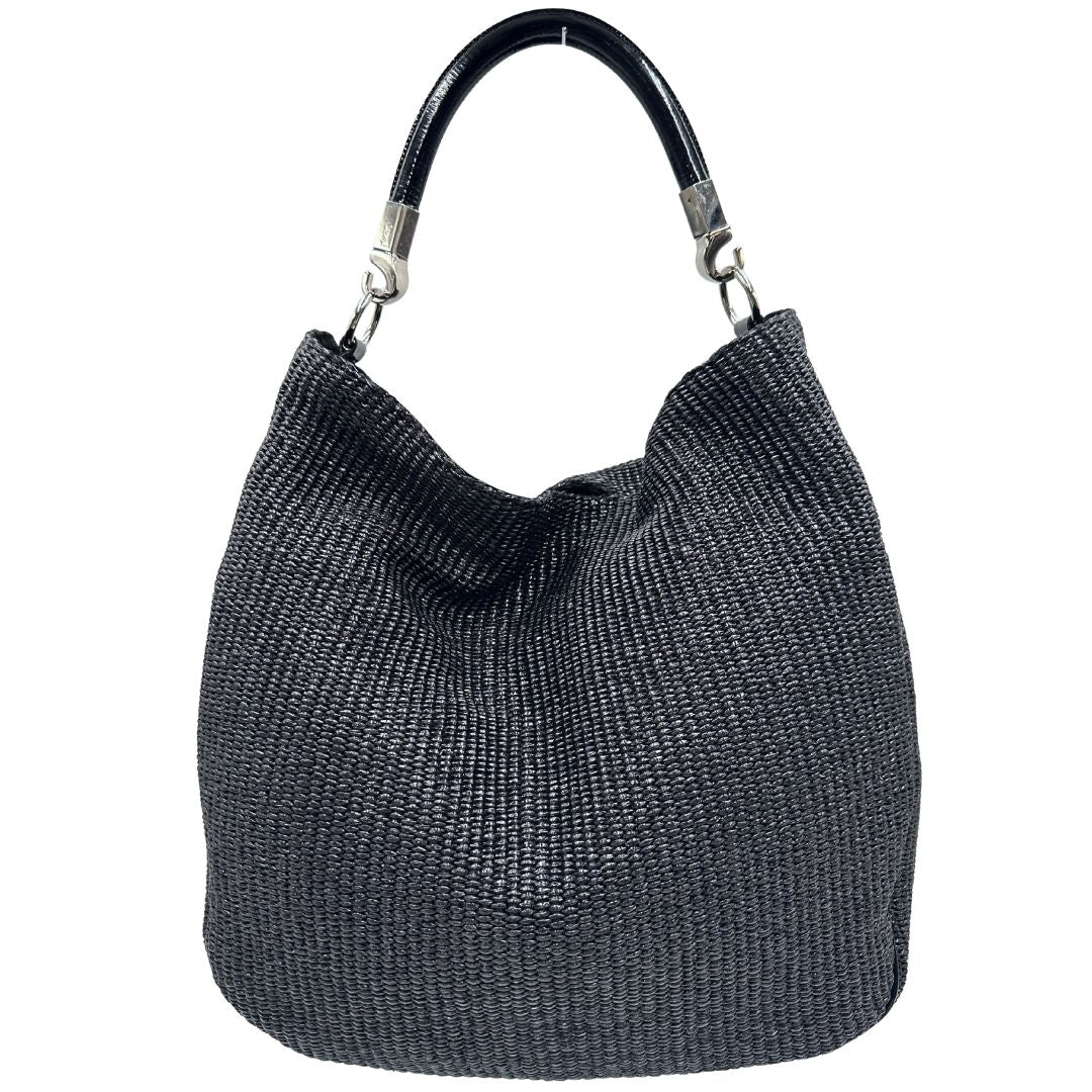 front Borsa Saint Laurent in rafia nera con finiture in pelle tono su tono verniciata e parti metalliche argentate; munita di un manico rigido, indossabile a spalla, di lusso, originale, ottime condizioni, usata. 