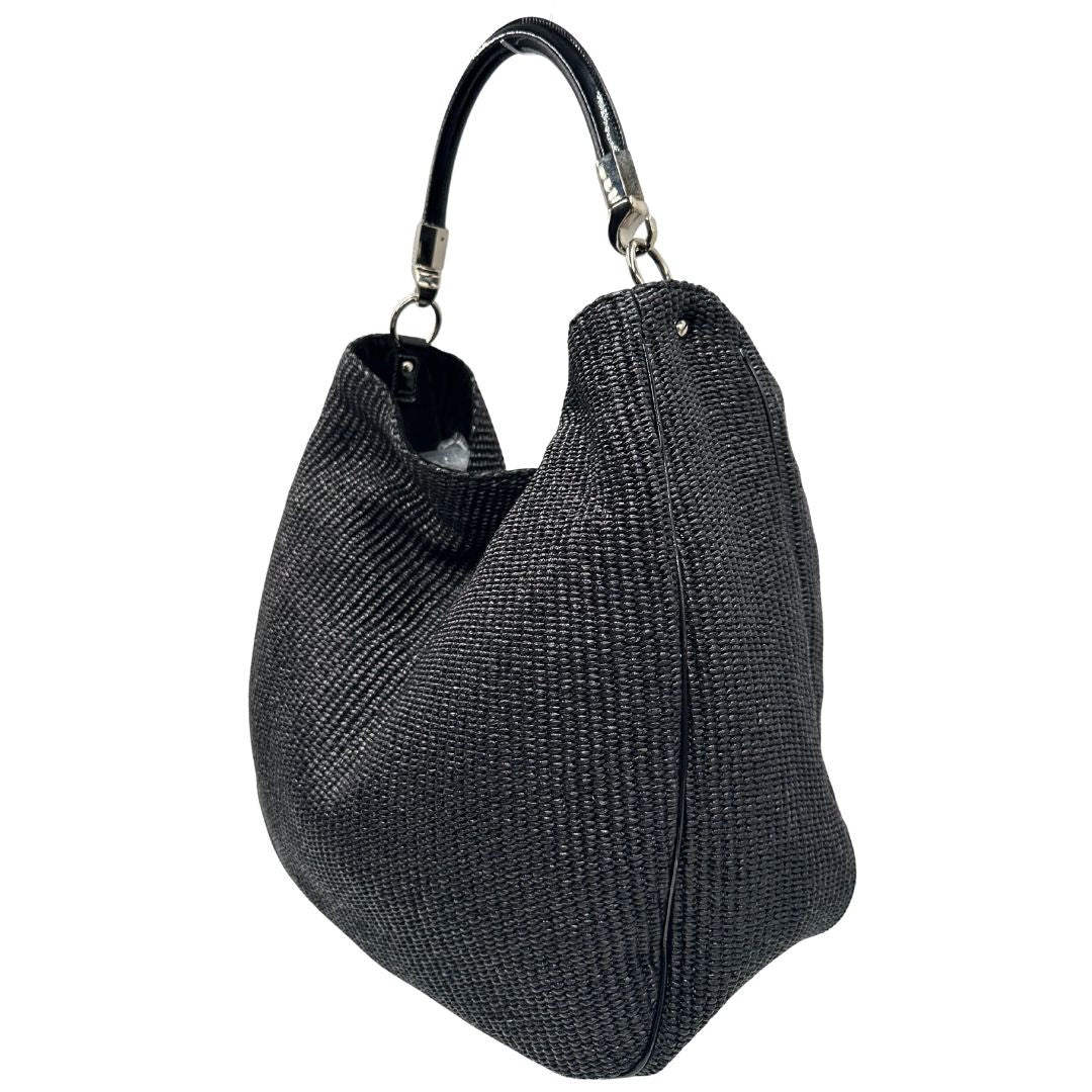 lato Borsa Saint Laurent in rafia nera con finiture in pelle tono su tono verniciata e parti metalliche argentate; munita di un manico rigido, indossabile a spalla, di lusso, originale, ottime condizioni, usata. 