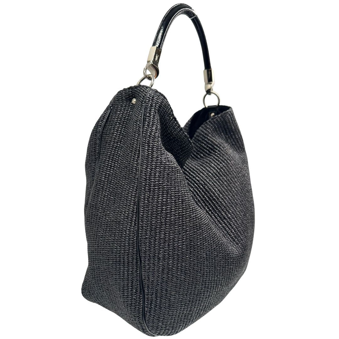 lato Borsa Saint Laurent in rafia nera con finiture in pelle tono su tono verniciata e parti metalliche argentate; munita di un manico rigido, indossabile a spalla, di lusso, originale, ottime condizioni, usata.