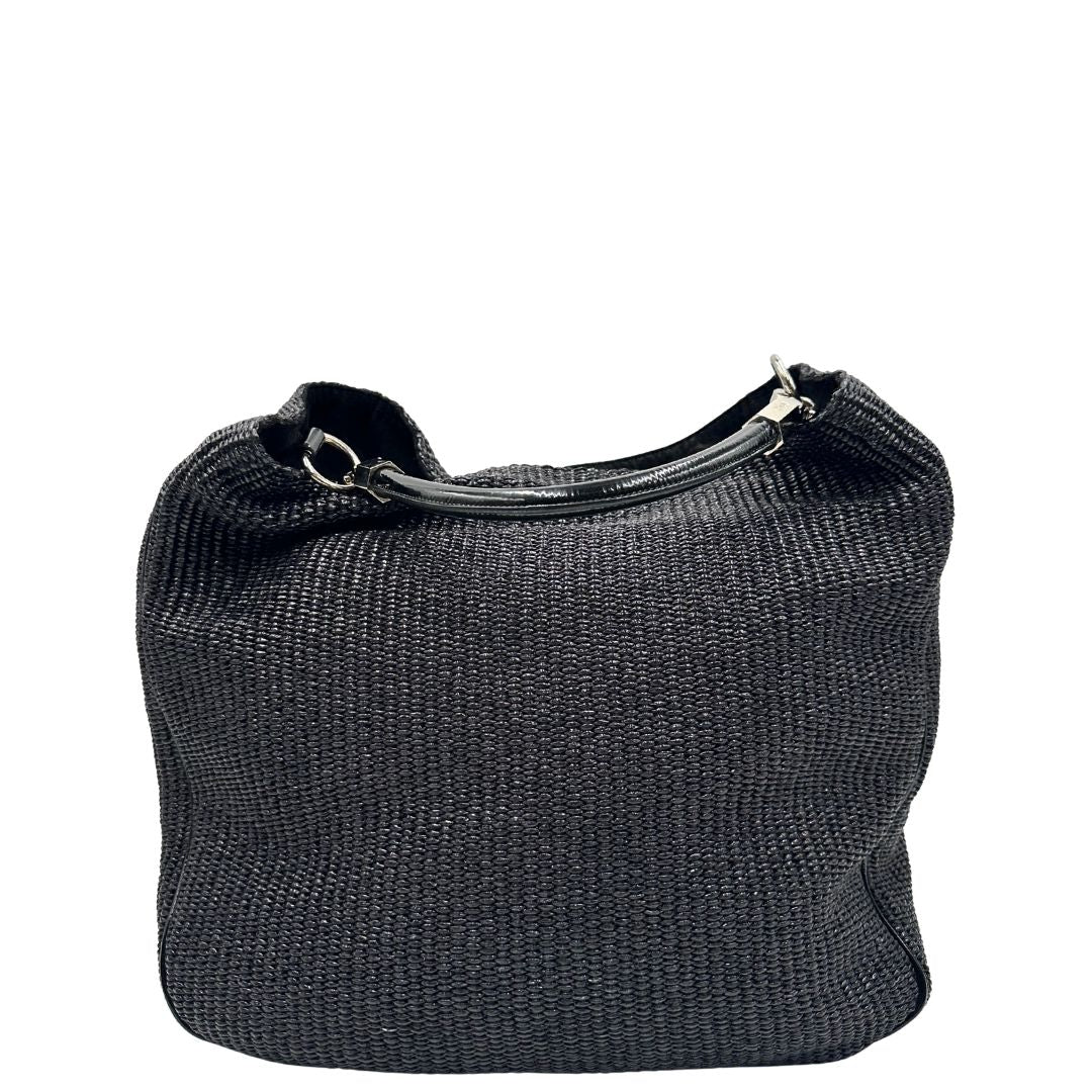 retro Borsa Saint Laurent in rafia nera con finiture in pelle tono su tono verniciata e parti metalliche argentate; munita di un manico rigido, indossabile a spalla, di lusso, originale, ottime condizioni, usata. 