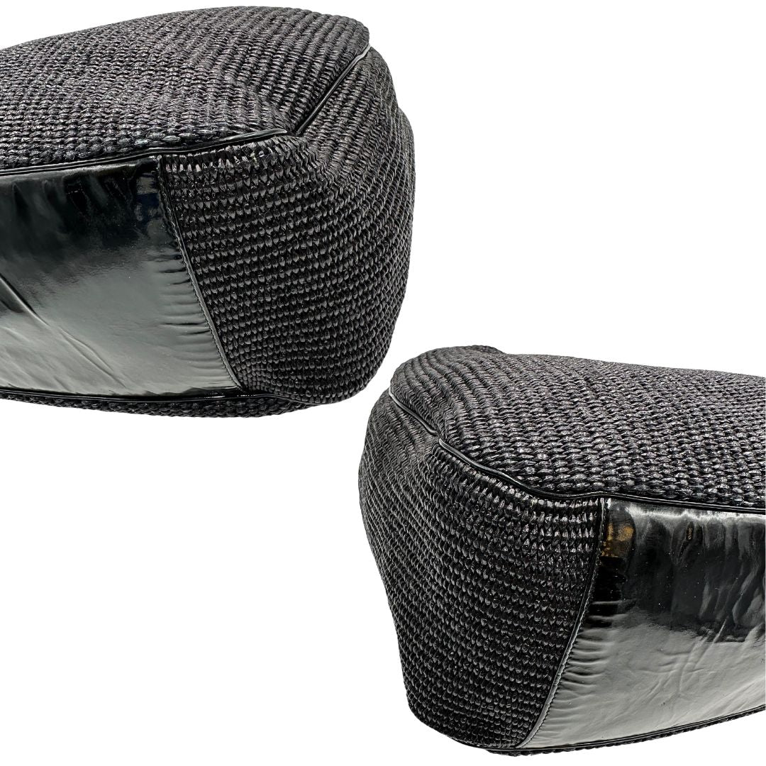 angoli Borsa Saint Laurent in rafia nera con finiture in pelle tono su tono verniciata e parti metalliche argentate; munita di un manico rigido, indossabile a spalla, di lusso, originale, ottime condizioni, usata. 