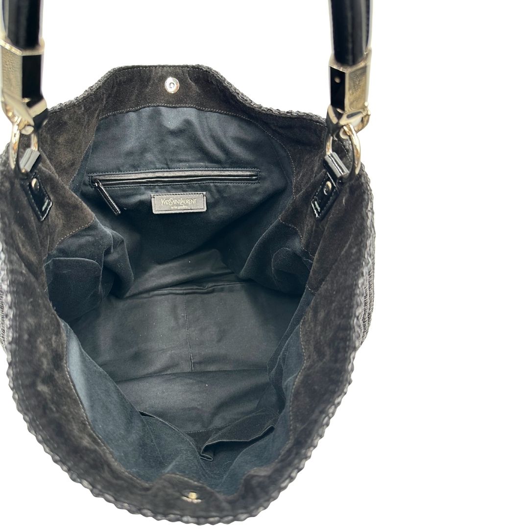 interno Borsa Saint Laurent in rafia nera con finiture in pelle tono su tono verniciata e parti metalliche argentate; munita di un manico rigido, indossabile a spalla, di lusso, originale, ottime condizioni, usata. 