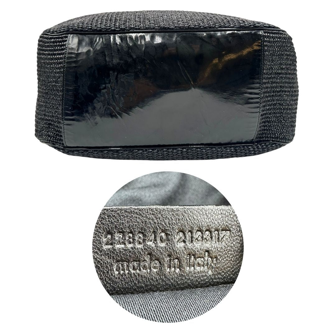 base Borsa Saint Laurent in rafia nera con finiture in pelle tono su tono verniciata e parti metalliche argentate; munita di un manico rigido, indossabile a spalla, di lusso, originale, ottime condizioni, usata. 