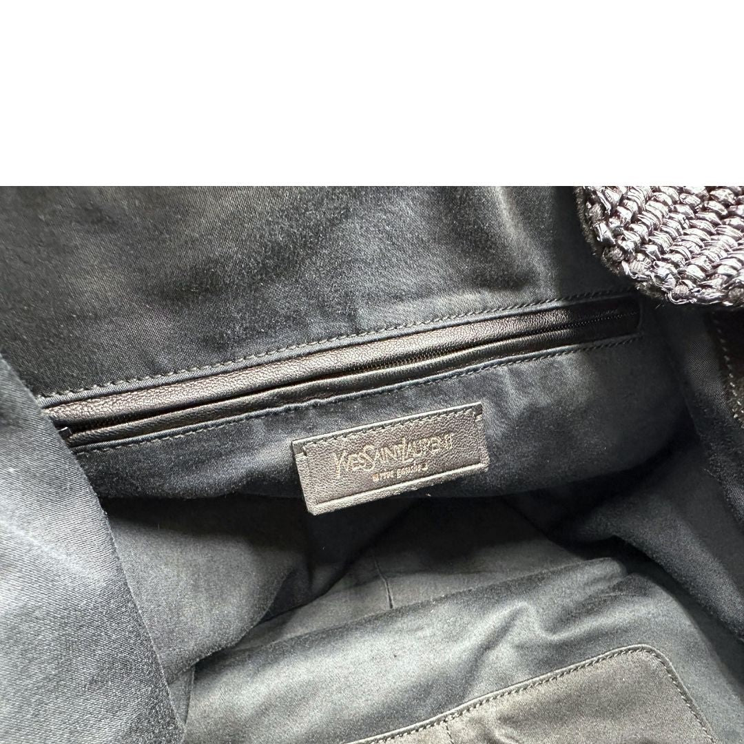 interno Borsa Saint Laurent in rafia nera con finiture in pelle tono su tono verniciata e parti metalliche argentate; munita di un manico rigido, indossabile a spalla, di lusso, originale, ottime condizioni, usata. 