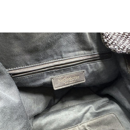 interno Borsa Saint Laurent in rafia nera con finiture in pelle tono su tono verniciata e parti metalliche argentate; munita di un manico rigido, indossabile a spalla, di lusso, originale, ottime condizioni, usata. 