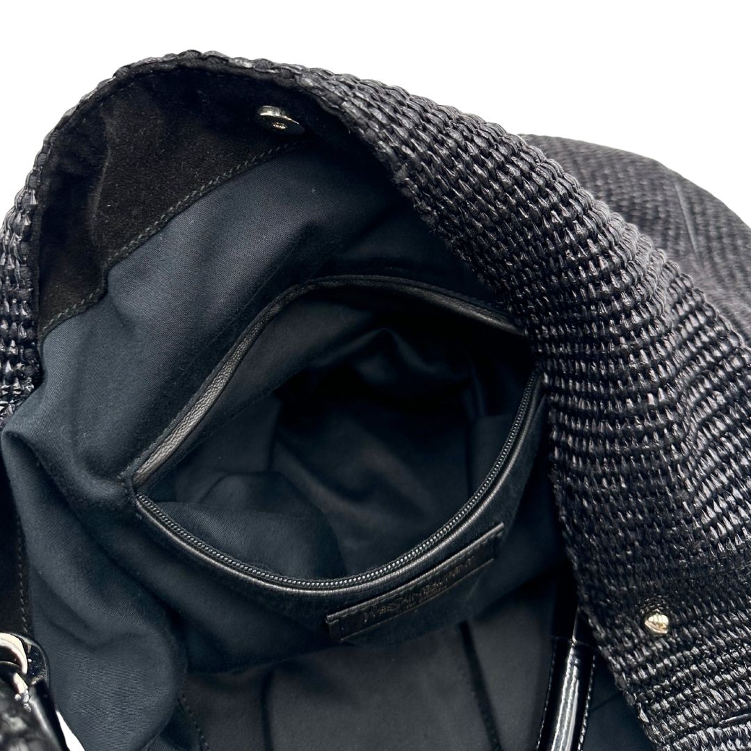interno Borsa Saint Laurent in rafia nera con finiture in pelle tono su tono verniciata e parti metalliche argentate; munita di un manico rigido, indossabile a spalla, di lusso, originale, ottime condizioni, usata. 