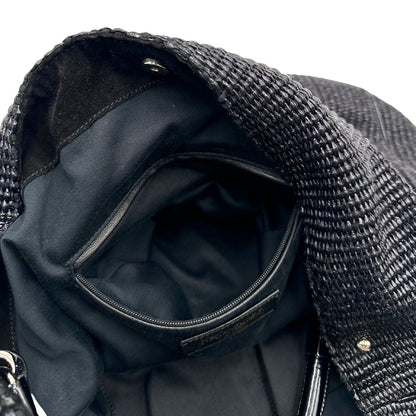 interno Borsa Saint Laurent in rafia nera con finiture in pelle tono su tono verniciata e parti metalliche argentate; munita di un manico rigido, indossabile a spalla, di lusso, originale, ottime condizioni, usata. 