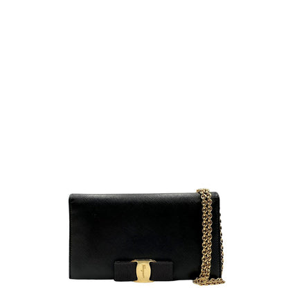 Front di un WOC Salvatore Ferragamo in pelle saffiano nera con parti metalliche oro. Munita di una tracolla in catena amovibile e non regolabile. Chiusura con fiocco. Completo di dustbag. Indossabile a tracolla.