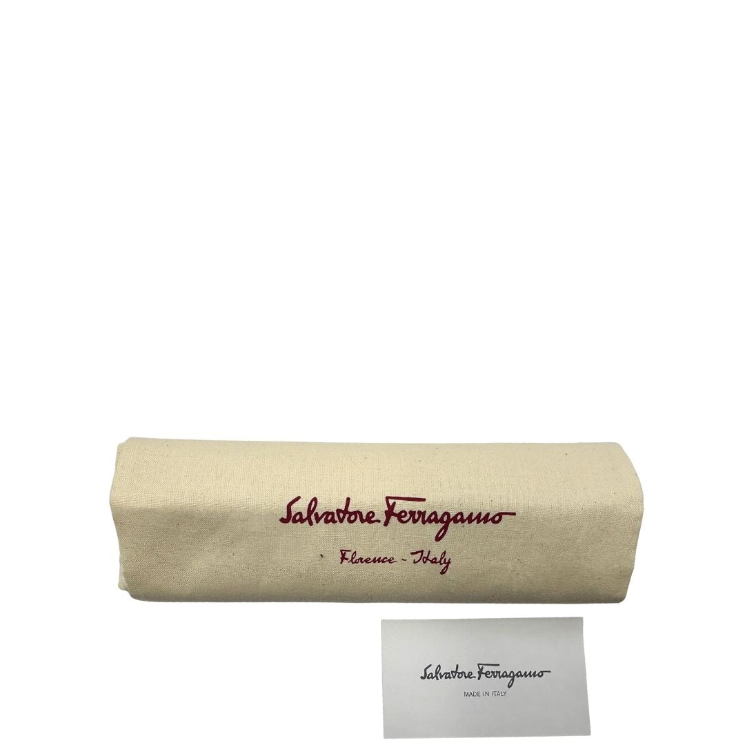 Dustbag di un WOC Salvatore Ferragamo in pelle saffiano nera con parti metalliche oro. Munita di una tracolla in catena amovibile e non regolabile. Chiusura con fiocco. Indossabile a tracolla.