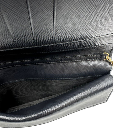 Interno di un WOC Salvatore Ferragamo in pelle saffiano nera con parti metalliche oro. Munita di una tracolla in catena amovibile e non regolabile. Chiusura con fiocco. Completo di dustbag. Indossabile a tracolla.