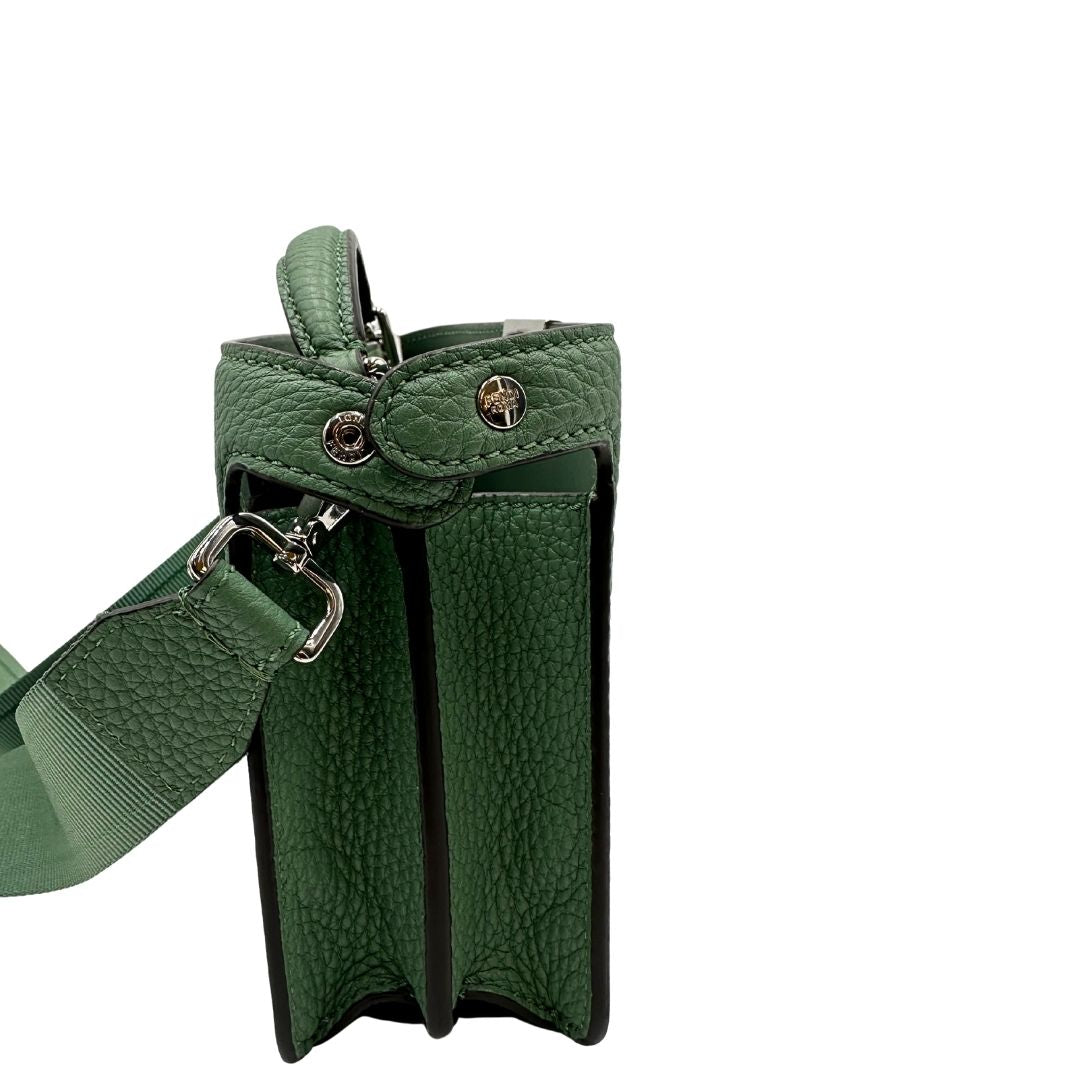 lato  Borsa Fendi in pelle martellata color verde salvia con parti metalliche argentate; munita di una tracolla in tessuto logata, amovibile e regolabile e un manico singolo. Completa di corredo, di lusso, originale, eccellenti condizioni.