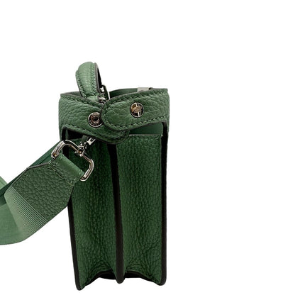 lato  Borsa Fendi in pelle martellata color verde salvia con parti metalliche argentate; munita di una tracolla in tessuto logata, amovibile e regolabile e un manico singolo. Completa di corredo, di lusso, originale, eccellenti condizioni.