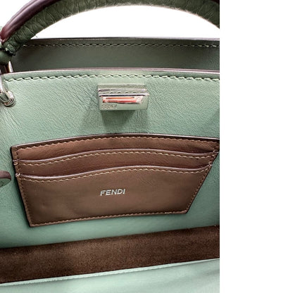 interno Borsa Fendi in pelle martellata color verde salvia con parti metalliche argentate; munita di una tracolla in tessuto logata, amovibile e regolabile e un manico singolo. Completa di corredo, di lusso, originale, eccellenti condizioni.