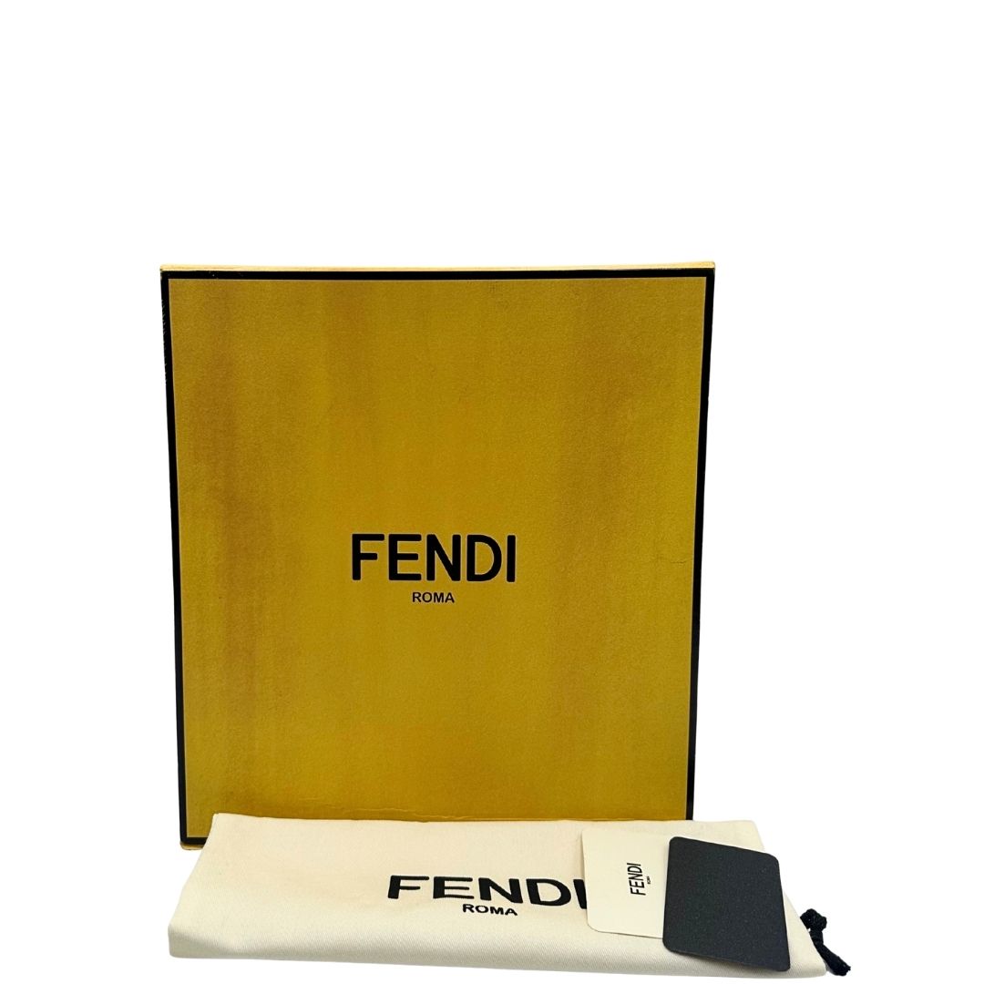 corredo Borsa Fendi in pelle martellata color verde salvia con parti metalliche argentate; munita di una tracolla in tessuto logata, amovibile e regolabile e un manico singolo. Completa di corredo, di lusso, originale, eccellenti condizioni. 