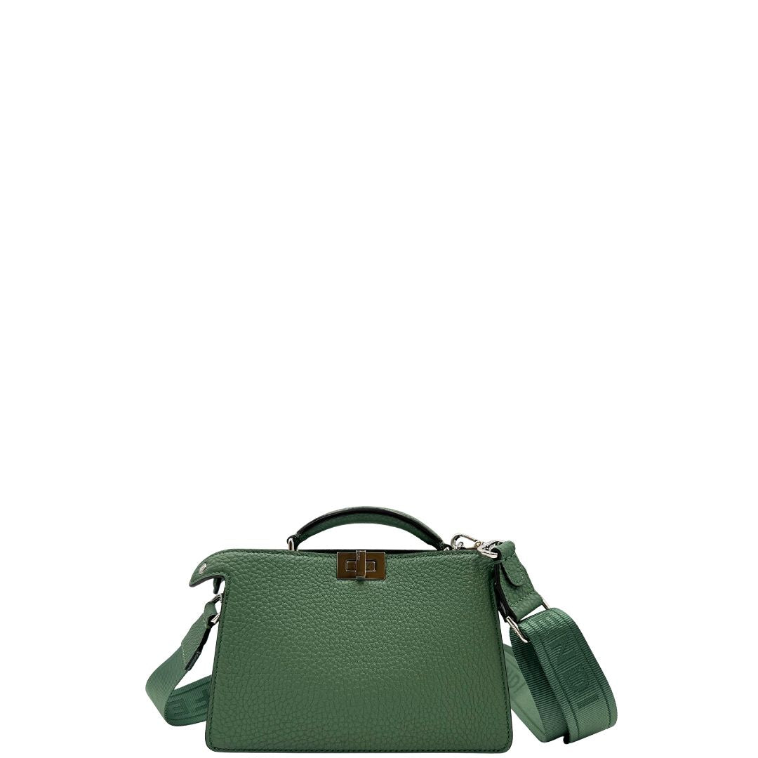 front Borsa Fendi in pelle martellata color verde salvia con parti metalliche argentate; munita di una tracolla in tessuto logata, amovibile e regolabile e un manico singolo. Completa di corredo, di lusso, originale, eccellenti condizioni. 