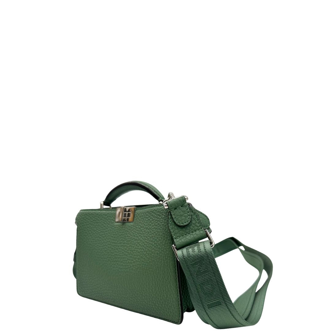 lato Borsa Fendi in pelle martellata color verde salvia con parti metalliche argentate; munita di una tracolla in tessuto logata, amovibile e regolabile e un manico singolo. Completa di corredo, di lusso, originale, eccellenti condizioni.