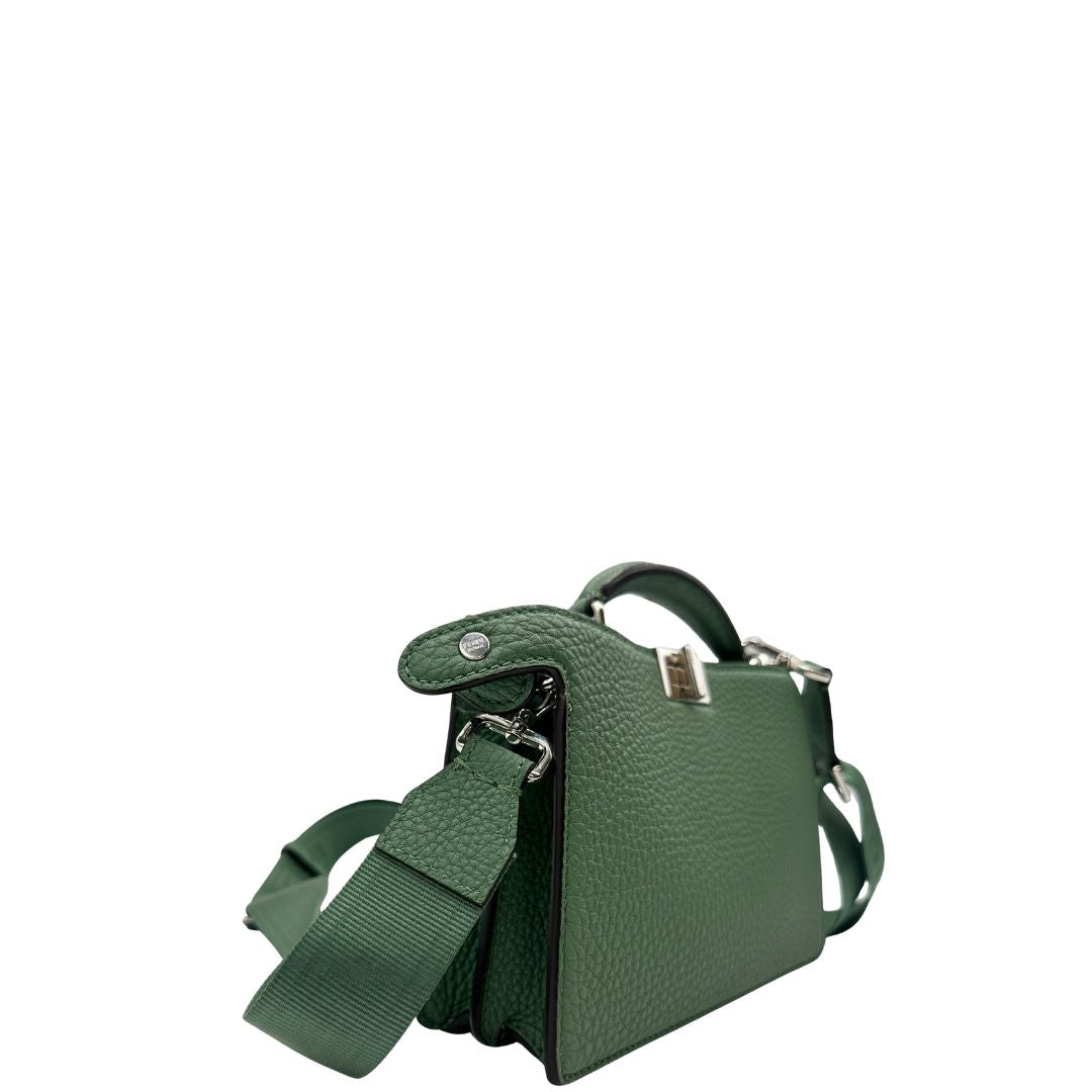 lato Borsa Fendi in pelle martellata color verde salvia con parti metalliche argentate; munita di una tracolla in tessuto logata, amovibile e regolabile e un manico singolo. Completa di corredo, di lusso, originale, eccellenti condizioni. 