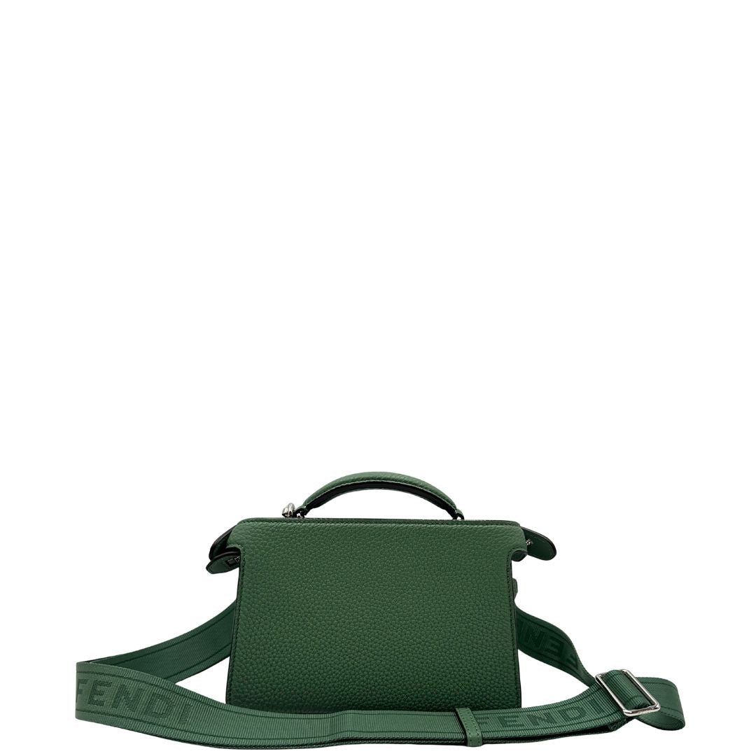 retro Borsa Fendi in pelle martellata color verde salvia con parti metalliche argentate; munita di una tracolla in tessuto logata, amovibile e regolabile e un manico singolo. Completa di corredo, di lusso, originale, eccellenti condizioni. 