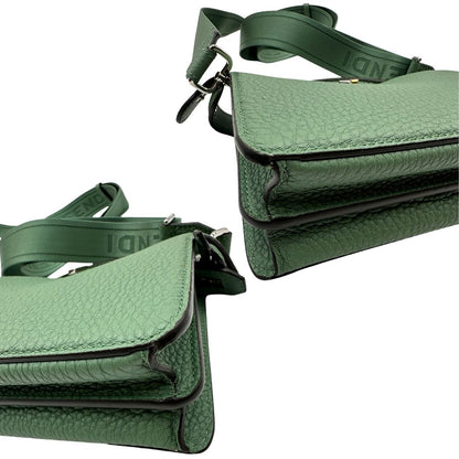 angoli Borsa Fendi in pelle martellata color verde salvia con parti metalliche argentate; munita di una tracolla in tessuto logata, amovibile e regolabile e un manico singolo. Completa di corredo, di lusso, originale, eccellenti condizioni. 