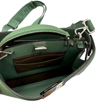 interno Borsa Fendi in pelle martellata color verde salvia con parti metalliche argentate; munita di una tracolla in tessuto logata, amovibile e regolabile e un manico singolo. Completa di corredo, di lusso, originale, eccellenti condizioni. 