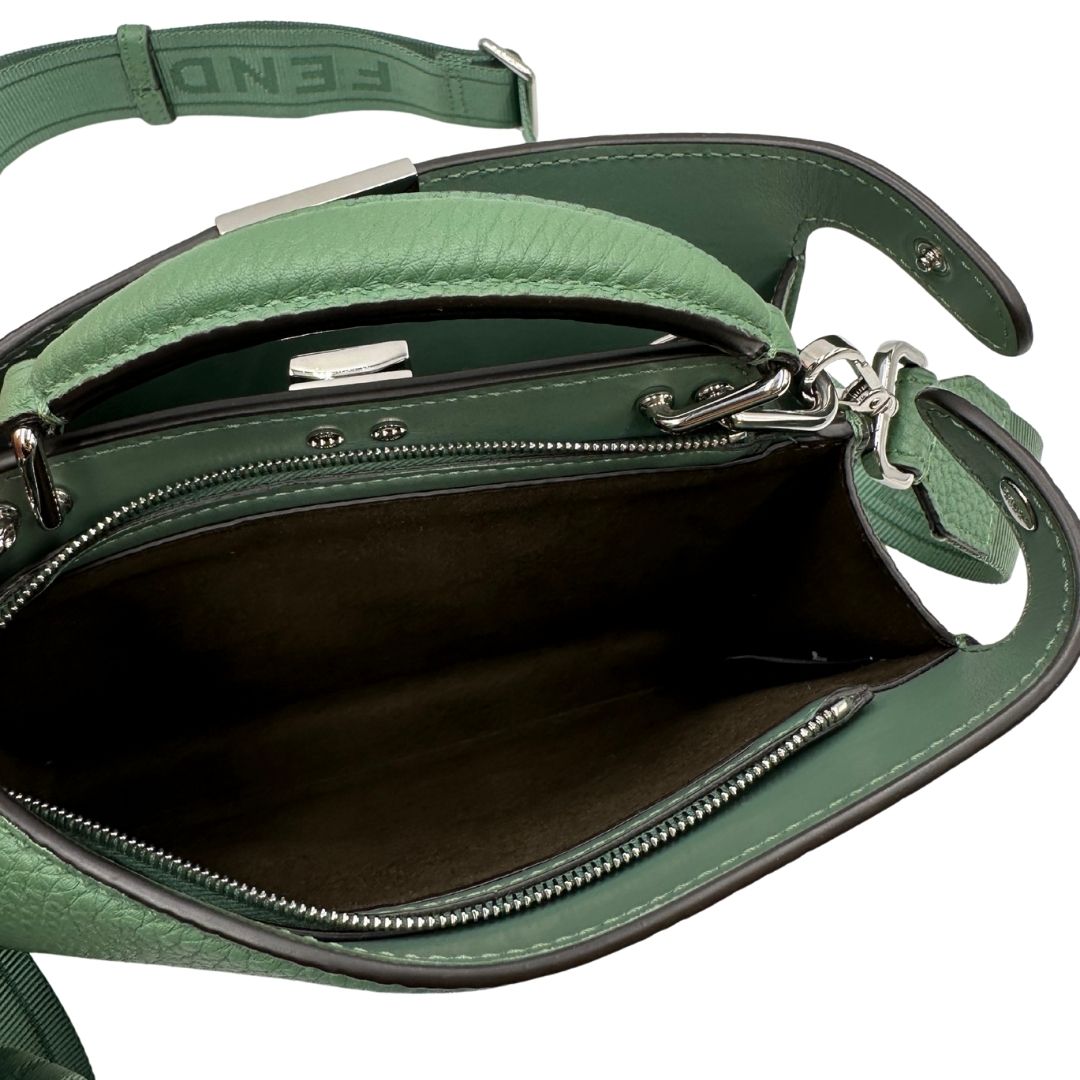 interno Borsa Fendi in pelle martellata color verde salvia con parti metalliche argentate; munita di una tracolla in tessuto logata, amovibile e regolabile e un manico singolo. Completa di corredo, di lusso, originale, eccellenti condizioni.