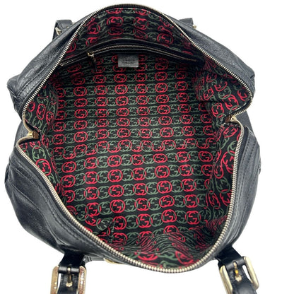 Interno di un Bauletto Gucci Britt Boston in pelle nera con parti metalliche dorate e doppi manici; da indossare a spalla. Rifinita con doppie G incrociate in metallo sul front. Completa di dustbag. Originale, usato, di lusso, in ottime condizioni.