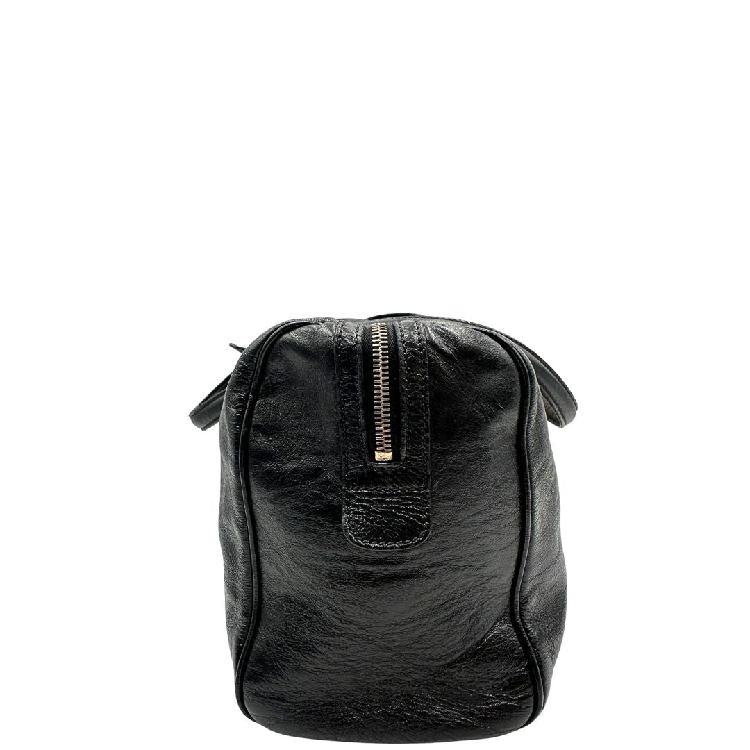 Bauletto Gucci Britt Boston in pelle nera con parti metalliche dorate e doppi manici; da indossare a spalla. Rifinita con doppie G incrociate in metallo sul front. Completa di dustbag. Originale, usato, di lusso, in ottime condizioni.