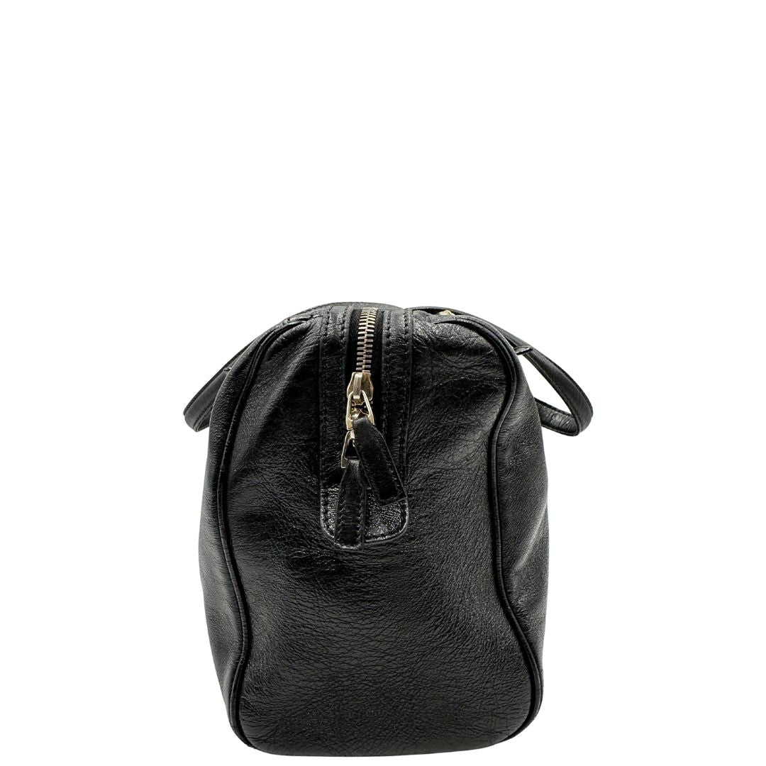 Bauletto Gucci Britt Boston in pelle nera con parti metalliche dorate e doppi manici; da indossare a spalla. Rifinita con doppie G incrociate in metallo sul front. Completa di dustbag. Originale, usato, di lusso, in ottime condizioni.