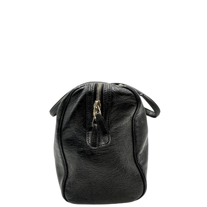 Bauletto Gucci Britt Boston in pelle nera con parti metalliche dorate e doppi manici; da indossare a spalla. Rifinita con doppie G incrociate in metallo sul front. Completa di dustbag. Originale, usato, di lusso, in ottime condizioni.