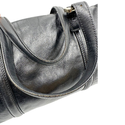 Minici di un Bauletto Gucci Britt Boston in pelle nera con parti metalliche dorate e doppi manici; da indossare a spalla. Rifinita con doppie G incrociate in metallo sul front. Completa di dustbag. Originale, usato, di lusso, in ottime condizioni.
