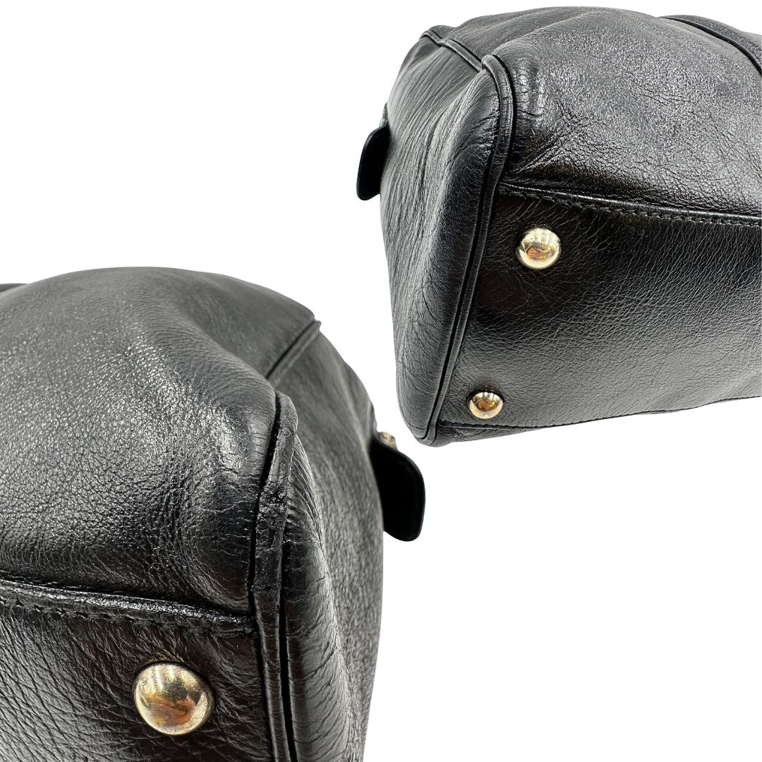 Angoli di un Bauletto Gucci Britt Boston in pelle nera con parti metalliche dorate e doppi manici; da indossare a spalla. Rifinita con doppie G incrociate in metallo sul front. Completa di dustbag. Originale, usato, di lusso, in ottime condizioni.