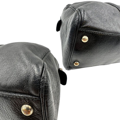 Angoli di un Bauletto Gucci Britt Boston in pelle nera con parti metalliche dorate e doppi manici; da indossare a spalla. Rifinita con doppie G incrociate in metallo sul front. Completa di dustbag. Originale, usato, di lusso, in ottime condizioni.