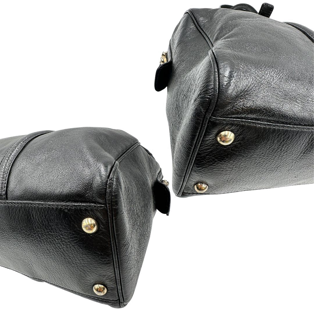 Angoli di un Bauletto Gucci Britt Boston in pelle nera con parti metalliche dorate e doppi manici; da indossare a spalla. Rifinita con doppie G incrociate in metallo sul front. Completa di dustbag. Originale, usato, di lusso, in ottime condizioni.