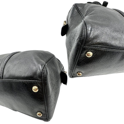 Angoli di un Bauletto Gucci Britt Boston in pelle nera con parti metalliche dorate e doppi manici; da indossare a spalla. Rifinita con doppie G incrociate in metallo sul front. Completa di dustbag. Originale, usato, di lusso, in ottime condizioni.