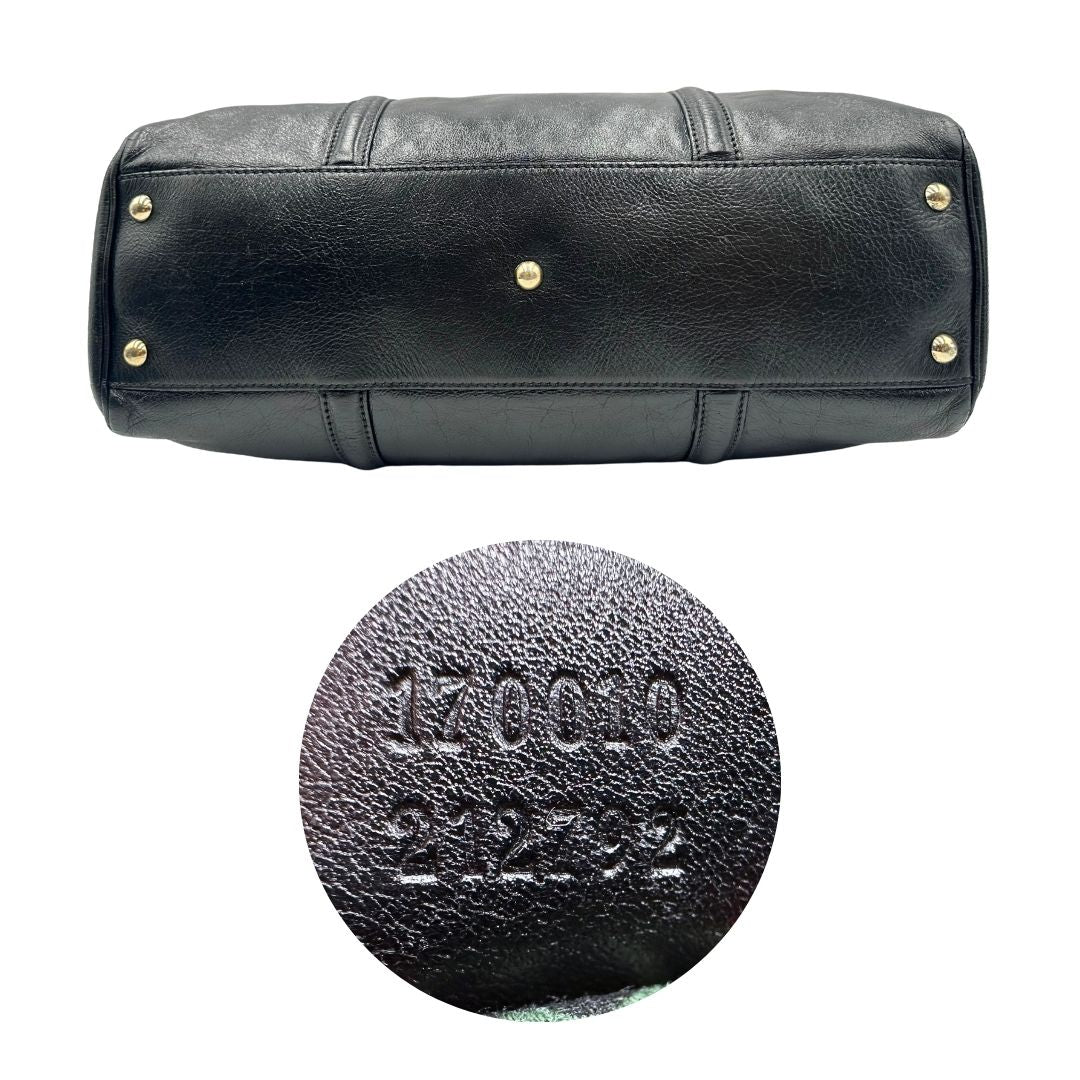 Base di un Bauletto Gucci Britt Boston in pelle nera con parti metalliche dorate e doppi manici; da indossare a spalla. Rifinita con doppie G incrociate in metallo sul front. Completa di dustbag. Originale, usato, di lusso, in ottime condizioni.