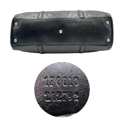 Base di un Bauletto Gucci Britt Boston in pelle nera con parti metalliche dorate e doppi manici; da indossare a spalla. Rifinita con doppie G incrociate in metallo sul front. Completa di dustbag. Originale, usato, di lusso, in ottime condizioni.