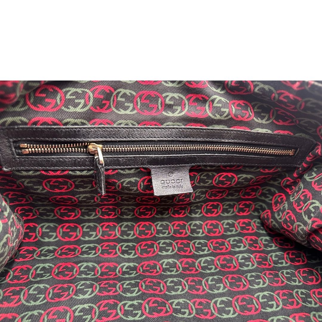 Interno di un Bauletto Gucci Britt Boston in pelle nera con parti metalliche dorate e doppi manici; da indossare a spalla. Rifinita con doppie G incrociate in metallo sul front. Completa di dustbag. Originale, usato, di lusso, in ottime condizioni.