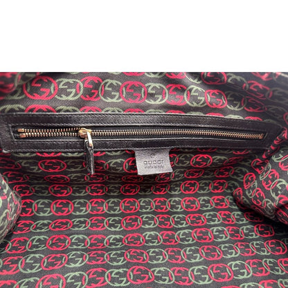 Interno di un Bauletto Gucci Britt Boston in pelle nera con parti metalliche dorate e doppi manici; da indossare a spalla. Rifinita con doppie G incrociate in metallo sul front. Completa di dustbag. Originale, usato, di lusso, in ottime condizioni.