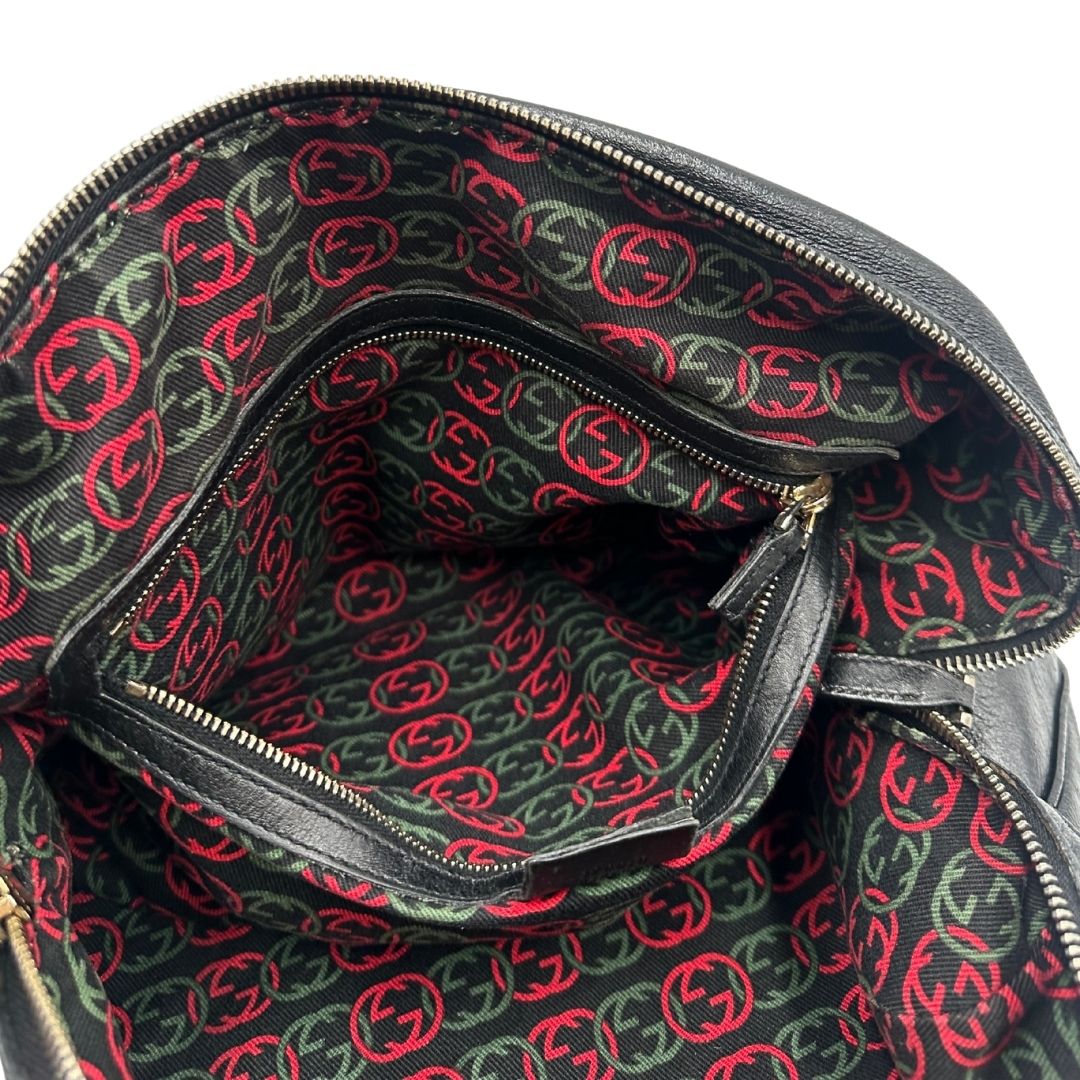 Tasca interna di un Bauletto Gucci Britt Boston in pelle nera con parti metalliche dorate e doppi manici; da indossare a spalla. Rifinita con doppie G incrociate in metallo sul front. Completa di dustbag. Originale, usato, di lusso, in ottime condizioni.