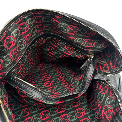 Tasca interna di un Bauletto Gucci Britt Boston in pelle nera con parti metalliche dorate e doppi manici; da indossare a spalla. Rifinita con doppie G incrociate in metallo sul front. Completa di dustbag. Originale, usato, di lusso, in ottime condizioni.