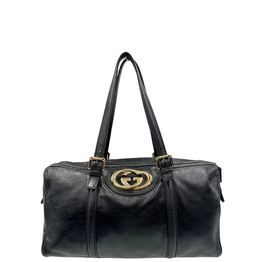 Front di un Bauletto Gucci Britt Boston in pelle nera con parti metalliche dorate e doppi manici; da indossare a spalla. Rifinita con doppie G incrociate in metallo sul front. Completa di dustbag. Originale, usato, di lusso, in ottime condizioni.