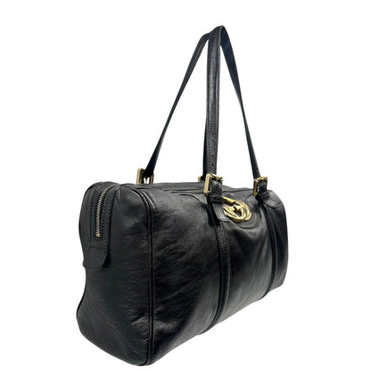 Lato destro di un Bauletto Gucci Britt Boston in pelle nera con parti metalliche dorate e doppi manici; da indossare a spalla. Rifinita con doppie G incrociate in metallo sul front. Completa di dustbag. Originale, usato, di lusso, in ottime condizioni.